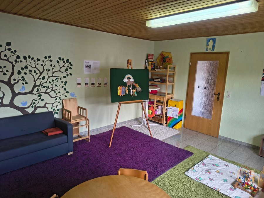Kinderraum mit Erzähltafel, Spielecke und Sofa